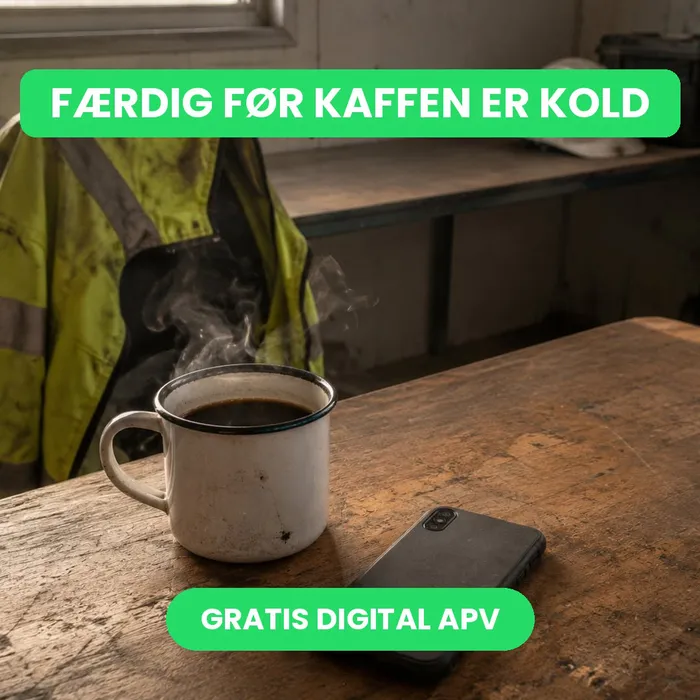 Annonce: en dampende kaffekop og en sikkerhedsvest på en bænk, med teksten “Færdig før kaffen er kold”