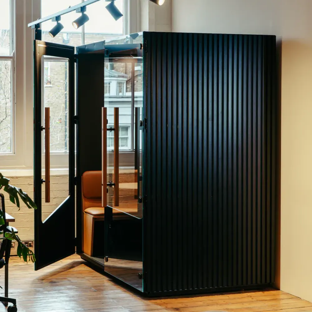 En akustikboks fra MuteBox i et kontor med dagslys